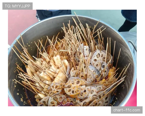 花絮：赛场周边，当地美食摊位前排起长龙，车迷文化成为赛事风景线